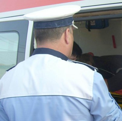 Tinerii care au agresat un poliţist rămân după gratii